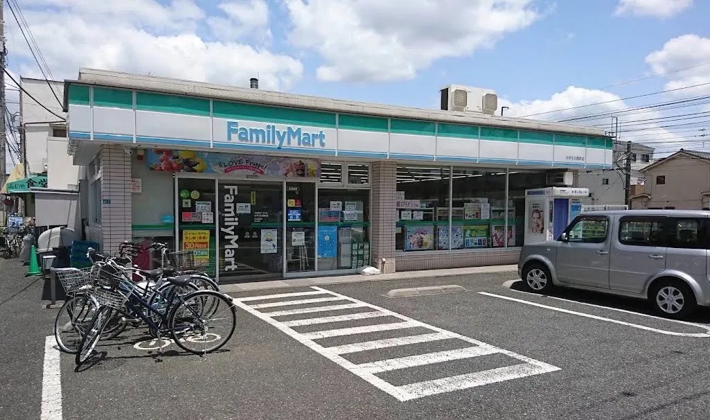 正面にファミリーマートが見えてきます