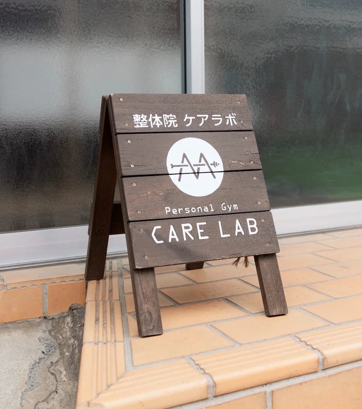 窓にこちらのロゴマークが！チャイムを押して到着をお知らせください！